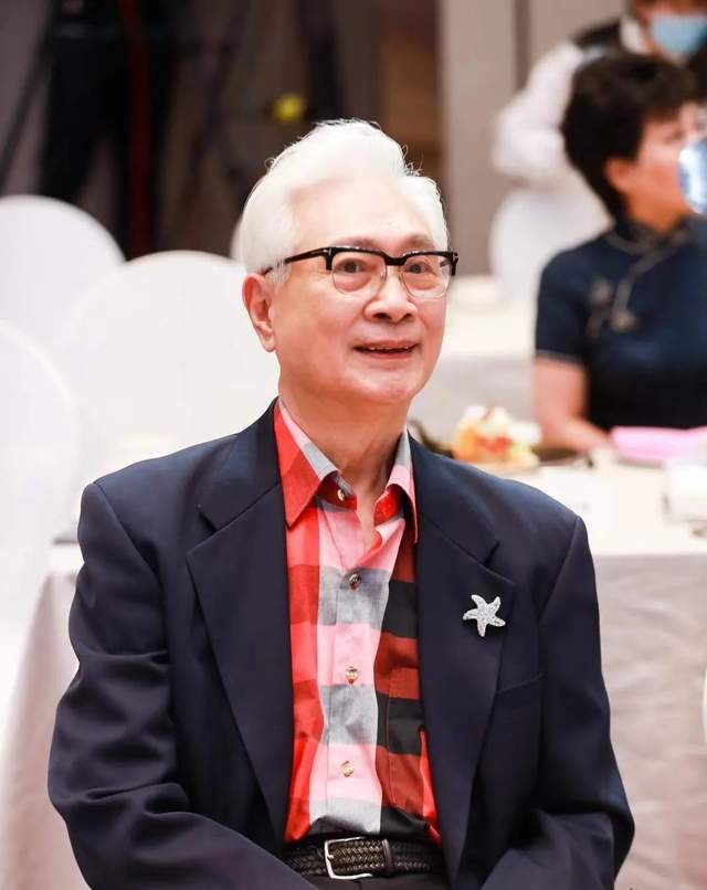 国家一级演员梁波罗近照曝光满头银发很儒雅82岁声音好年轻