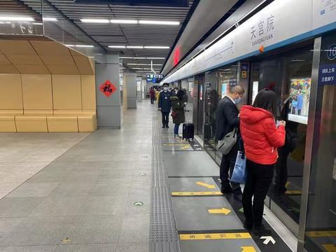 北京地铁天宫院站重开不到1分钟就迎来首位乘客