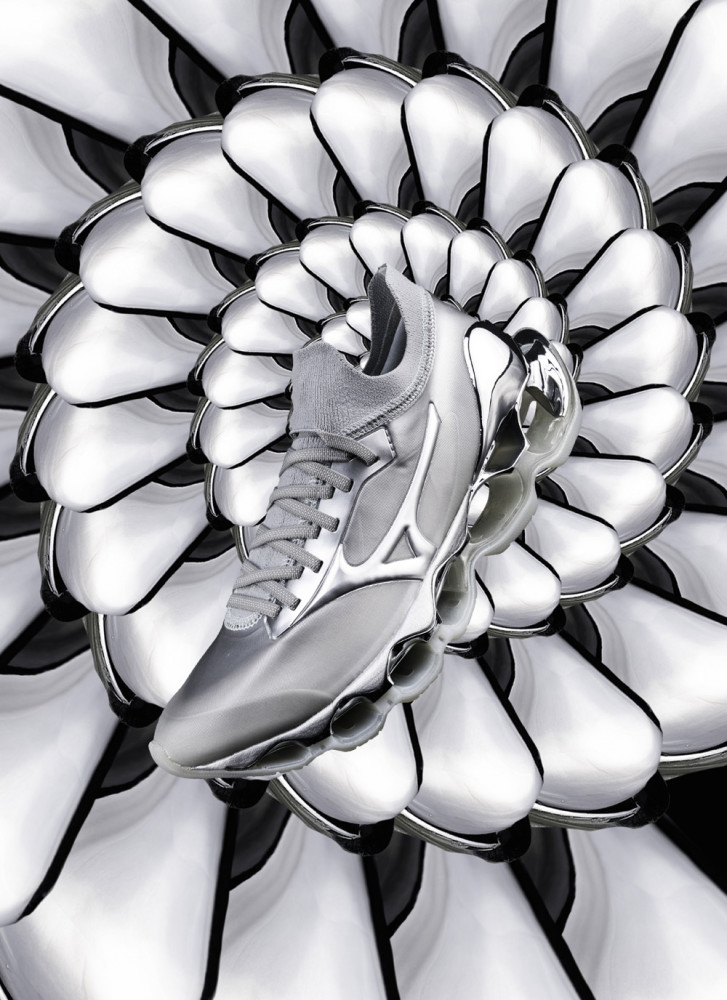 此次联名是由空山基与日本运动品牌美津浓 mizuno 联名打造.