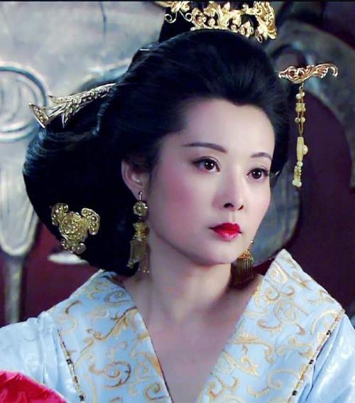 成帝尊生母王政君为皇太后,诸舅都进位为侯:太后同母兄王凤为大司马大