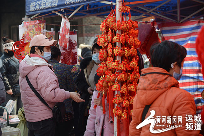 市民在西街早市采购年货