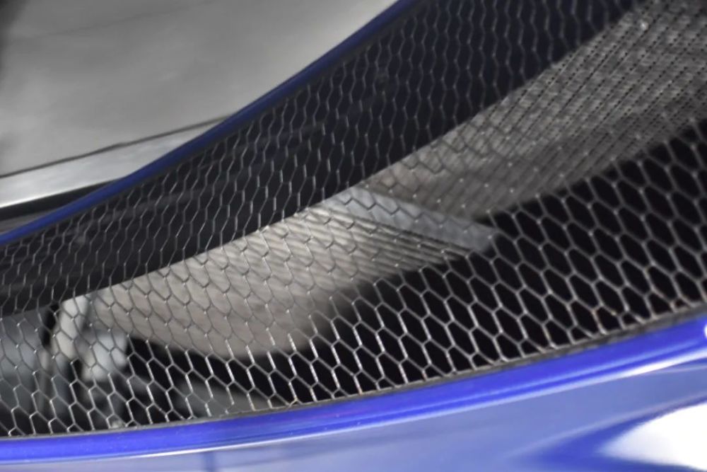 车门侧的进气格栅才是散热进气的入风口.