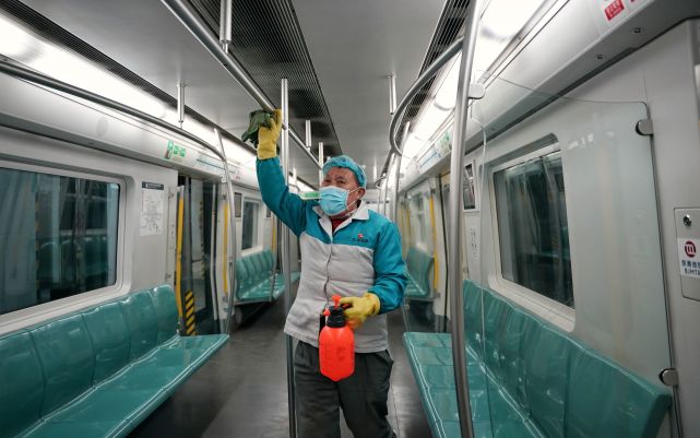 天宮院地鐵站今日解封 市民拉著購物車坐地鐵去買年貨