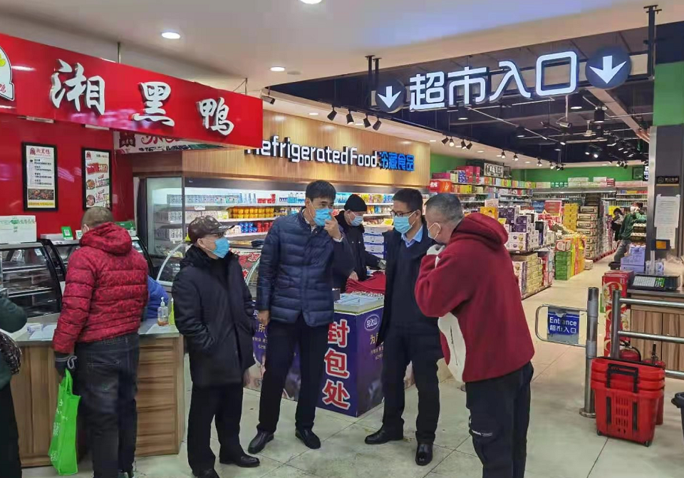 巴彦县委副书记汤继福,县委常委王立海到兴隆镇检查疫情防控和安全