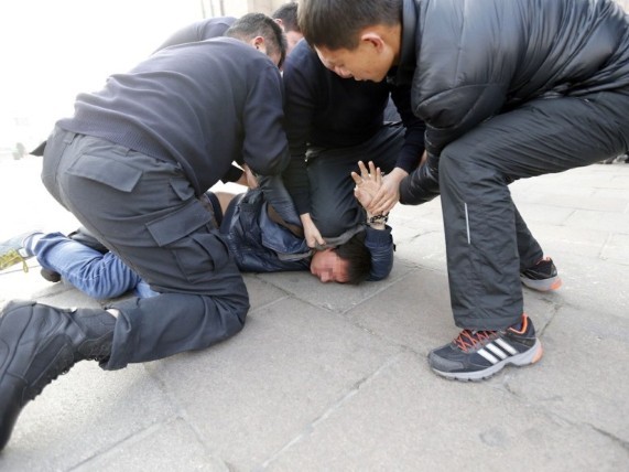 现实生活中我们警察是怎样抓人的?跟电视剧中警察抓坏蛋不一样的