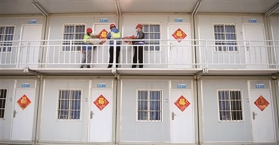 工人宿舍门上已贴上"福"字距离春节越来越近了,8日上午,"我在洛阳过年