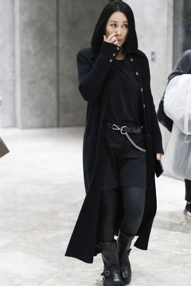 那英越老越时髦复古斗篷毛衣配牛仔裤搭配休闲却不失贵气