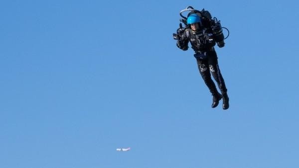 回顾2020年的下半年,美国发生了几起非自然事件,神秘的"空中飞人"多次