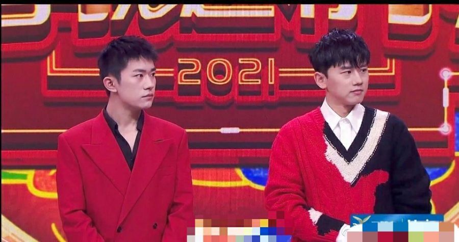 易烊千玺与张杰同框,弟弟身高遭质疑,同穿平跟鞋比180的张杰矮