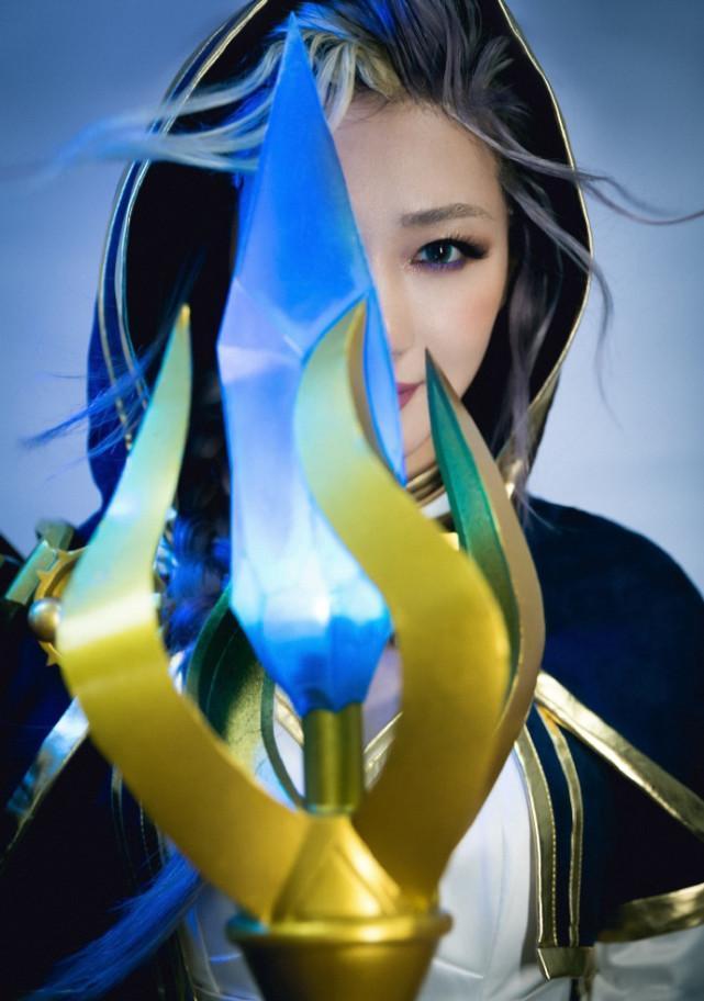 万茜cos吉安娜身穿蓝白战袍手握湛蓝权杖化身帅酷美丽的女法师