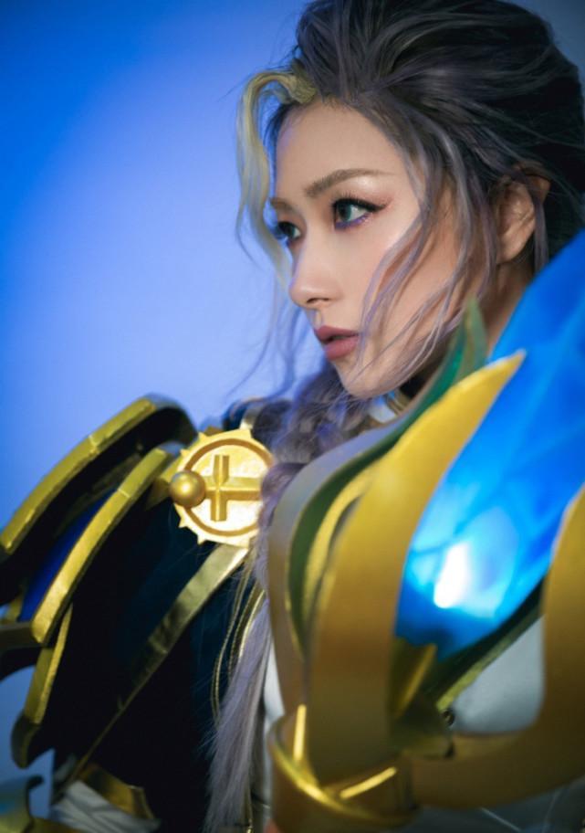 万茜cos吉安娜,身穿蓝白战袍手握湛蓝权杖,化身帅酷美丽的女法师