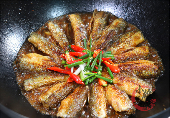 煎鱼时,最忌撒盐和拍粉,教你正确做法,煎出的鱼不粘锅不破皮