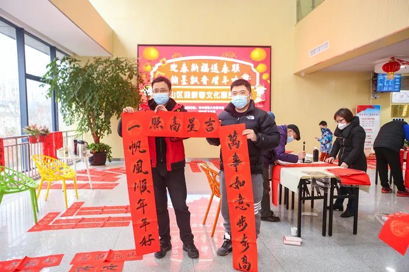 送福字贴春联就地过年年味不打折