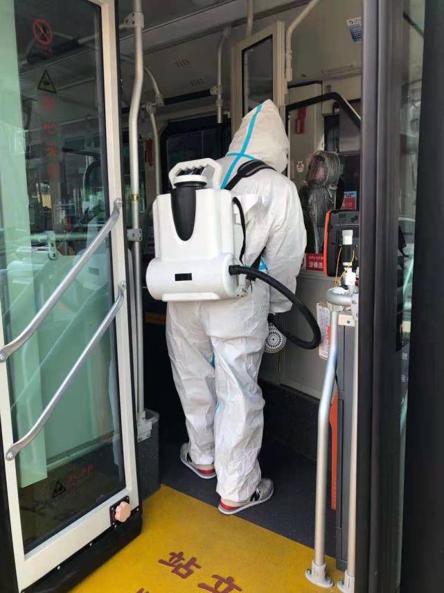 还会不定时的用消毒液对车厢内的扶手,栏杆,座椅靠背等乘客经常触碰的