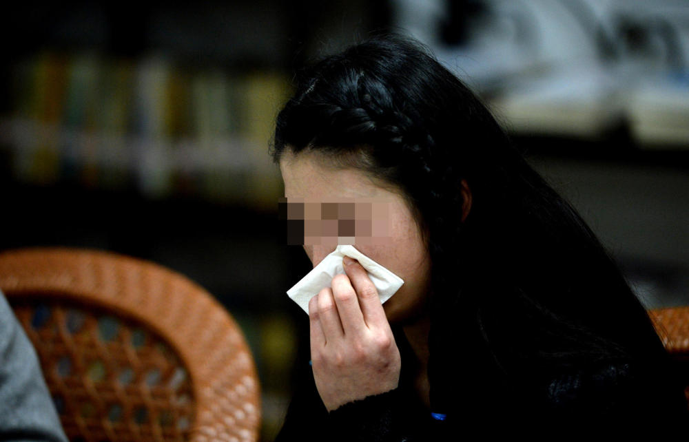 男子铐住老婆逼其网聊 半年骗60多万