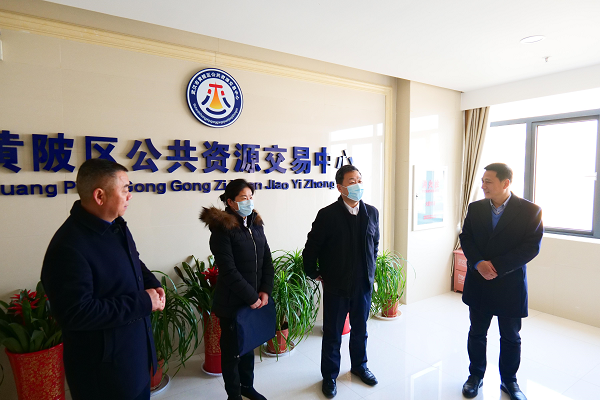 蔡正刚在听取中心党组书记吴群力同志对区公共资源交易