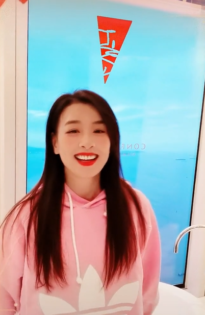 50岁张庭状态好年轻摇头晃脑活力十足丈夫林瑞阳下楼还需搀扶