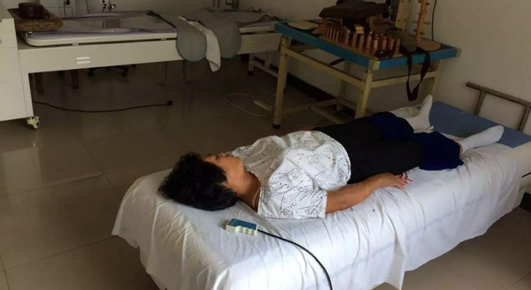 疼痛中醒来,一直呢喃着肚子疼,喝了热水也没有缓解,没多久便陷入昏迷