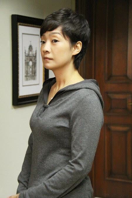 王海燕和富豪丈夫离婚后,携24亿嫁给张嘉译,51岁成人生赢家