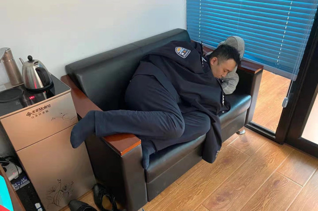 心疼这个1米8的汉子困得躺在1米长的沙发上睡着了