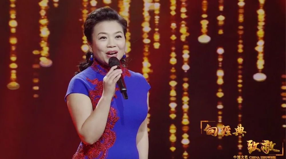 1995年央视春晚上,张也演唱《万事如意》