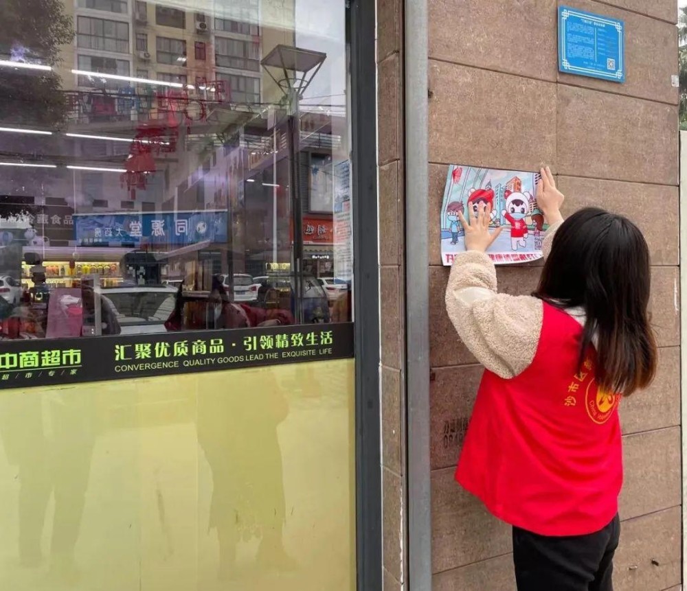 创新设计"小立小新劝戴口罩"宣传画,张贴在辖区开门营业的门面商铺