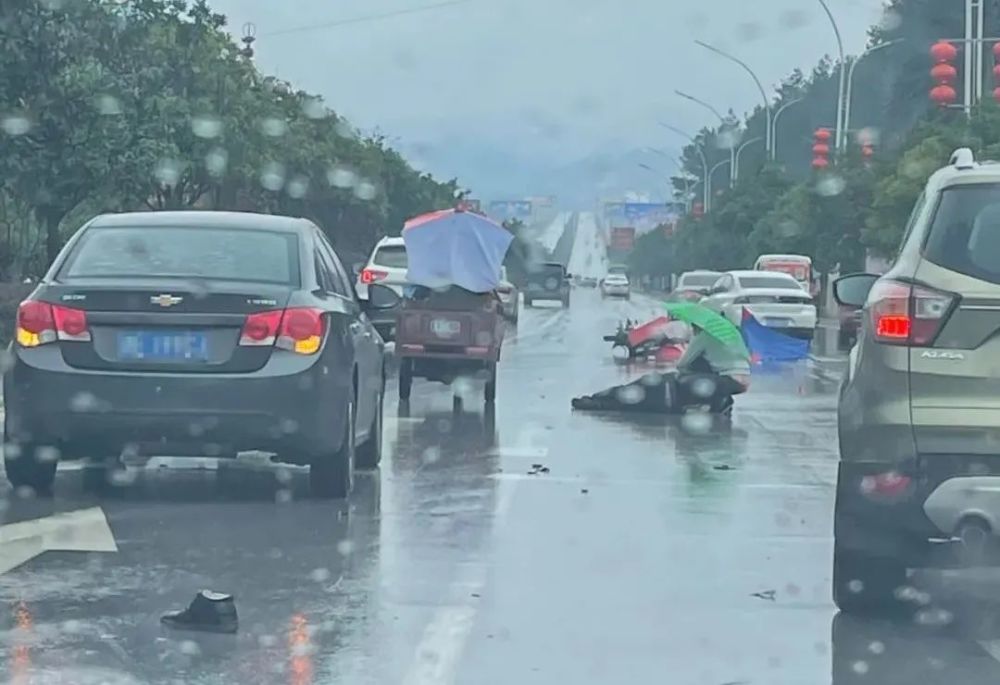 雨天事故多!崀山大道发生交通事故,摩托车车主被撞得头破血流