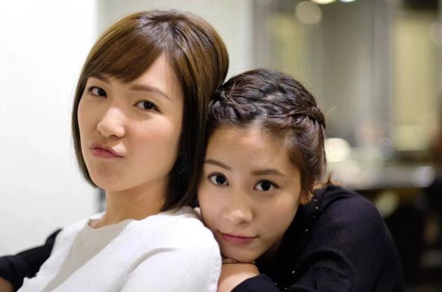 55岁李泽楷迎喜事?郭嘉文穿婚纱裙笑开花,拍合影不忘调侃闺蜜