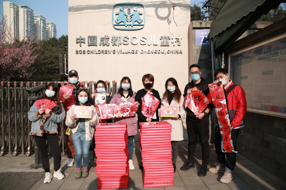 艺术才女海稣献爱心,sos儿童村的孩子喜提新春"大礼包"