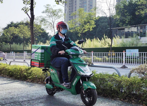 去年春节前,小胡回家的火车票都买好了.