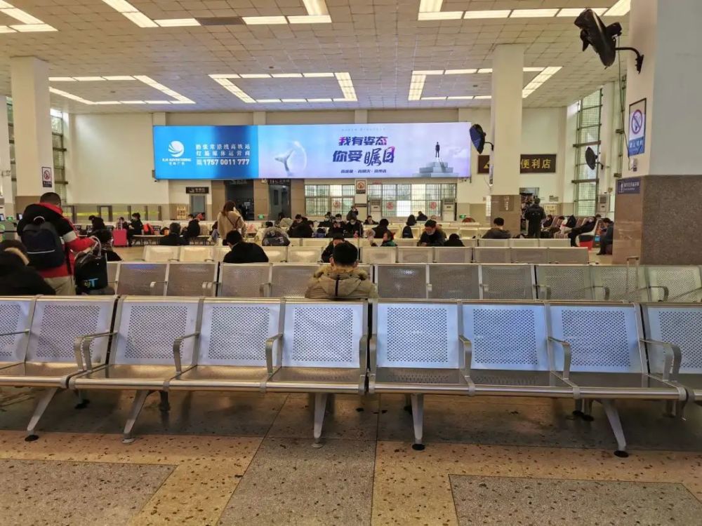 常德站候车大厅旅客不多空荡荡的售票厅常德火车站统计数据显示:2月8
