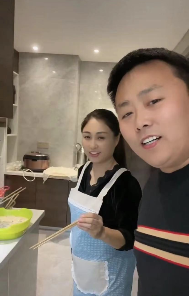 草根刘大成与娇妻罕同框,曝光豪宅内景,曾因千万豪宅被疑假农民