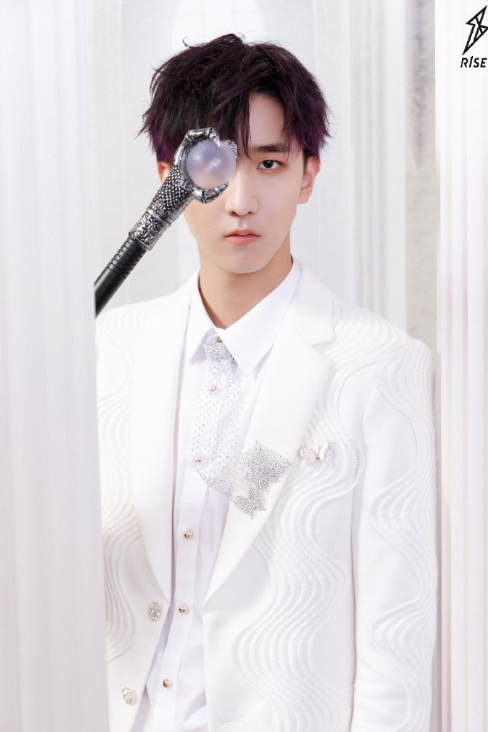r1se组合新春潮乐会造型来了全员穿白色西装亮相温柔不失高贵