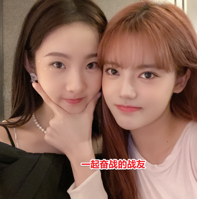 硬糖少女张艺凡晒生日合照,c位留给了陈卓璇,拍照姿势好销魂