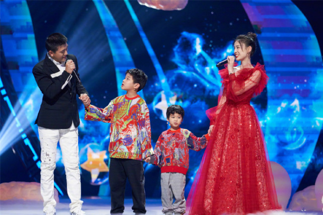 黄圣依杨子首次携俩儿子登台献唱,兄弟俩表现超棒,一家四口同框好甜