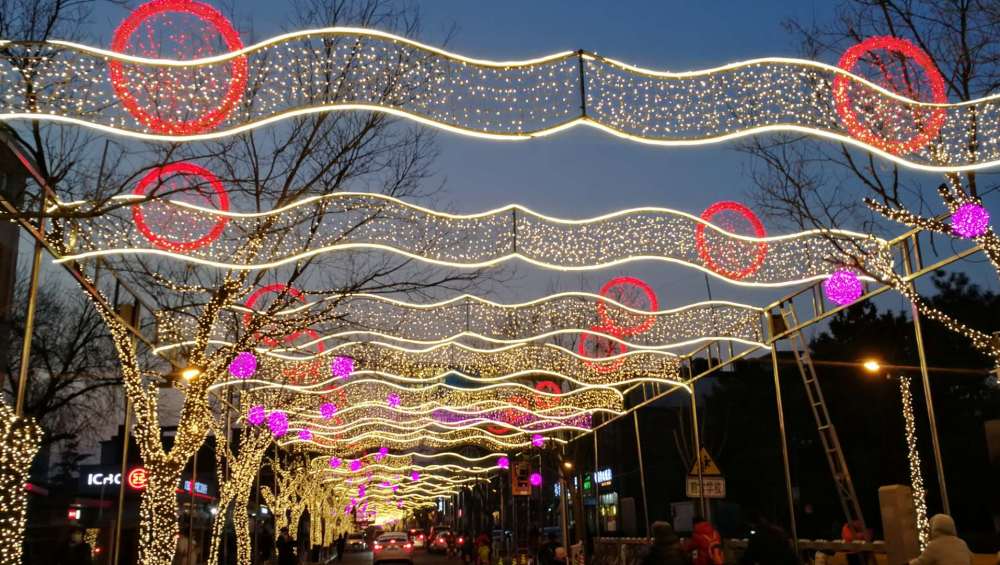 石景山区古城南路步行街节日灯饰吸引市民