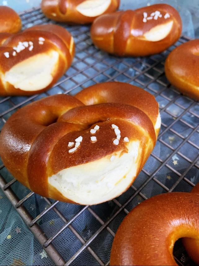 日式碱水小面包嚼劲十足一吃就爱上