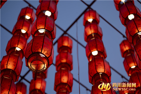 春熙路的红灯笼春熙路的红灯笼春熙路挂上了红灯笼