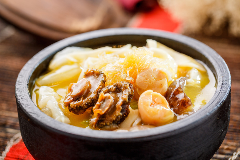 例如难度等级最高的佛跳墙,这道诞生于福建的闽菜,因为在广东名扬