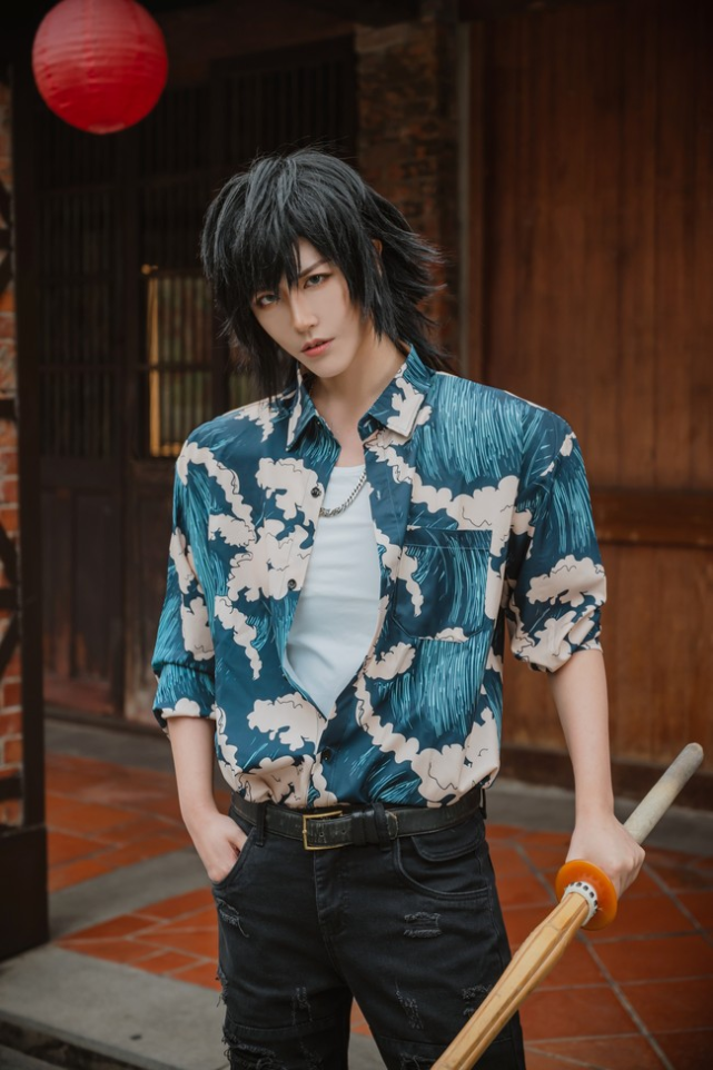 《鬼灭之刃》鬼杀队九柱cos,现代装扮,富冈义勇被蝴蝶忍揍啦_腾讯网