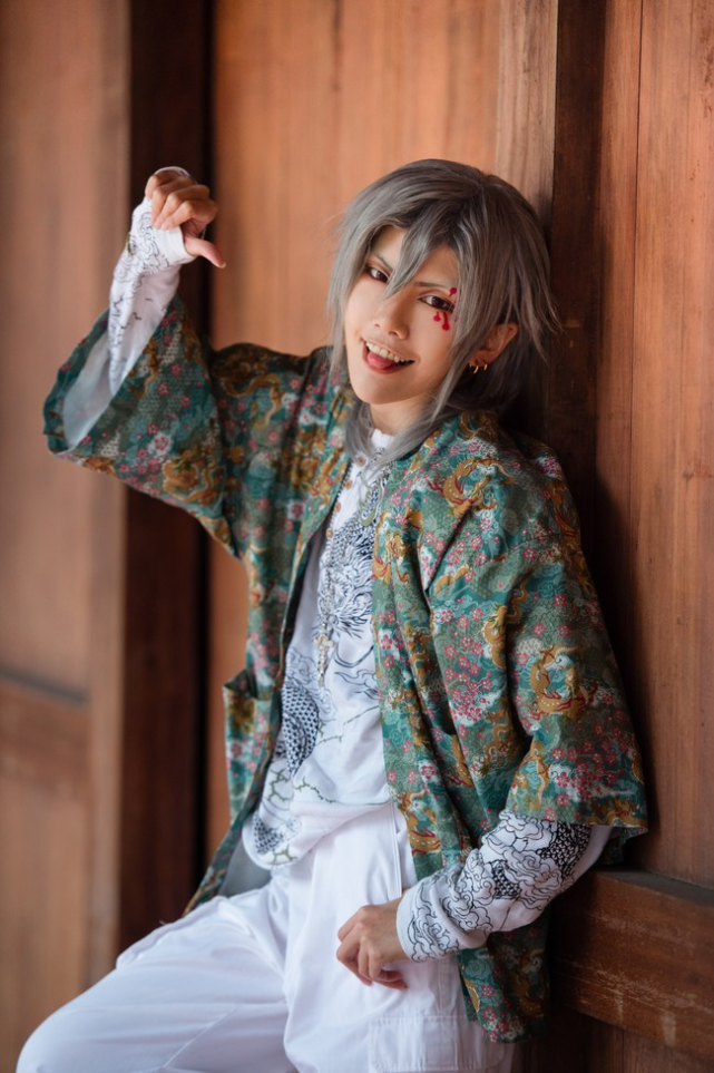 《鬼灭之刃》鬼杀队九柱cos,现代装扮,富冈义勇被蝴蝶忍揍啦_腾讯网