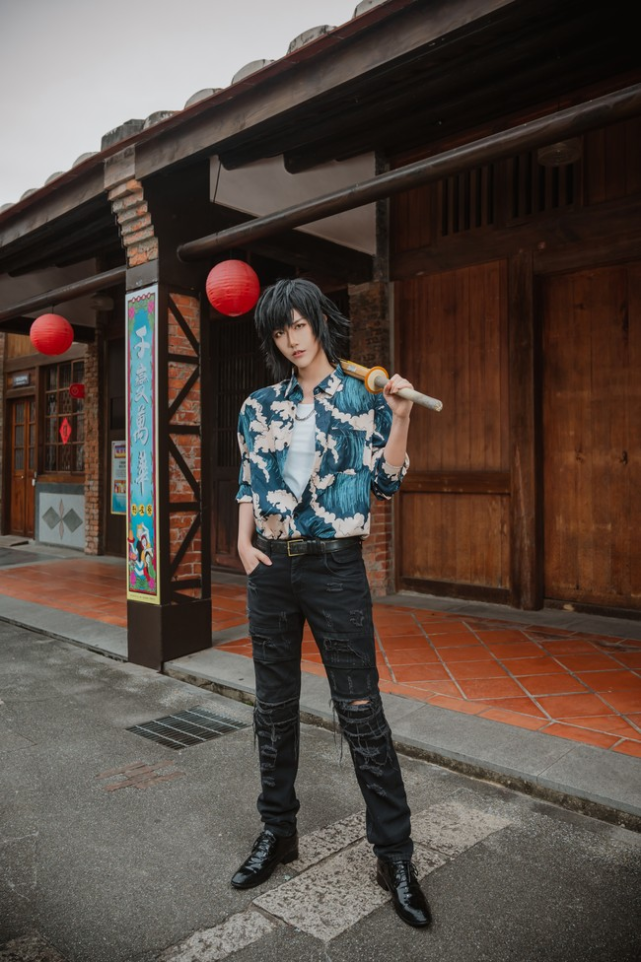 《鬼灭之刃》鬼杀队九柱cos,现代装扮,富冈义勇被蝴蝶忍揍啦_腾讯网