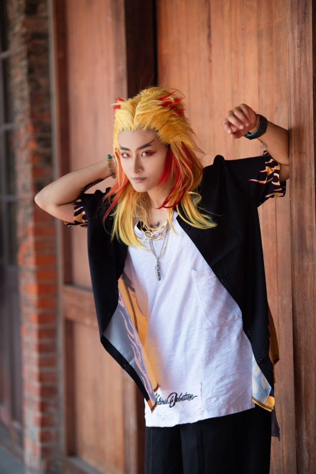 《鬼灭之刃》鬼杀队九柱cos,现代装扮,富冈义勇被蝴蝶忍揍啦_腾讯网