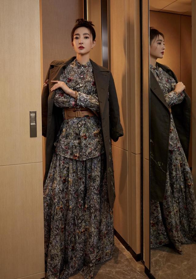 王丽坤的气质感太优越了,牛仔外套配小皮裙个性酷炫,带点狂野美