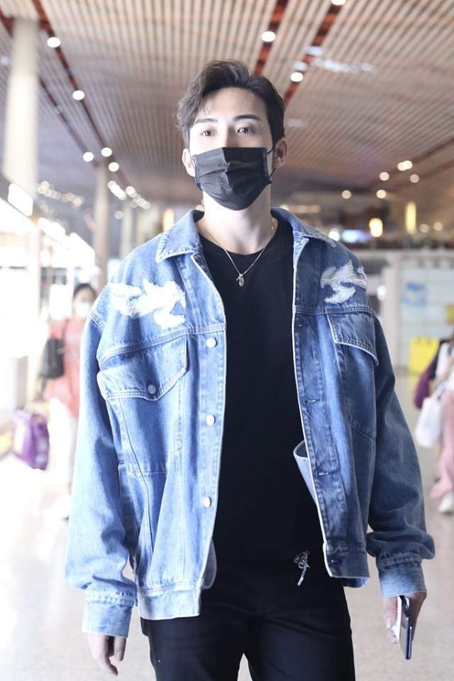 张彬彬不好好穿衣的样子还挺叛逆的,反差感太强了,帅气范十足啊