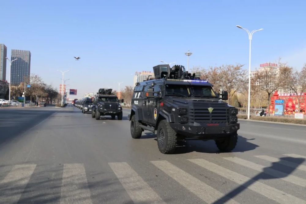 特警巡逻车,装甲车,通信车,医疗救护车等拉练车辆位列马路边严阵以待