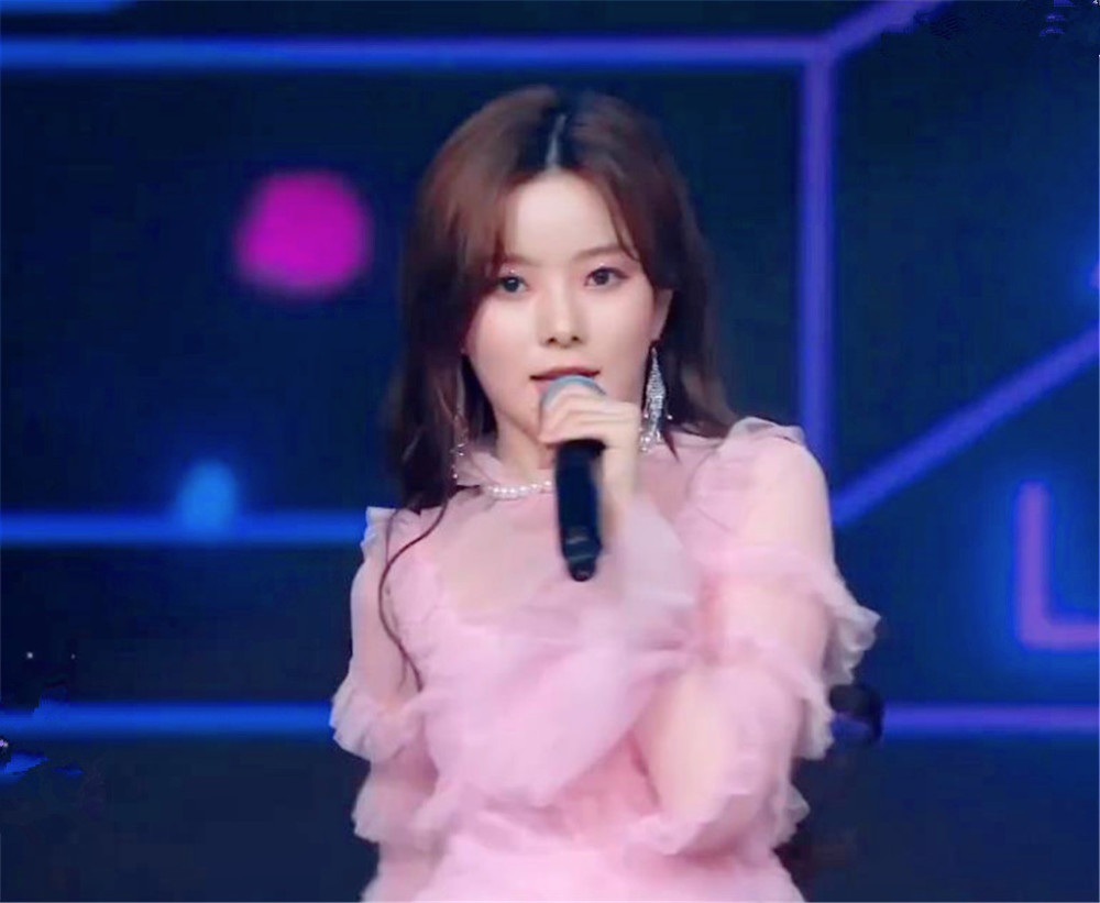 硬糖少女303山东春晚又见黄渤,赵粤刘些宁合舞被拉远景,陈卓璇镜头少