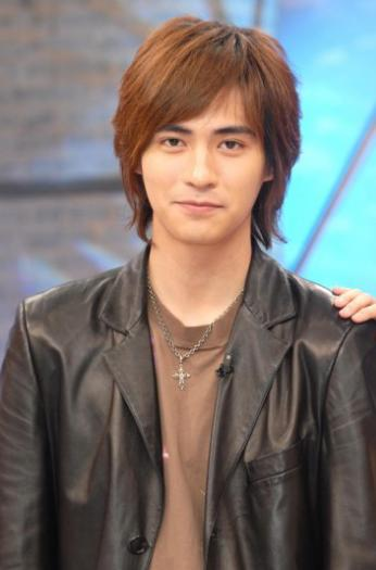 当时朱孝天在店里当服务员,柴智屏莫名被这位男生的笑容所吸引,当即