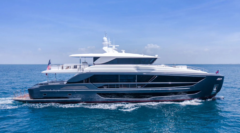 嘉鸿交付第三艘fd102超级游艇