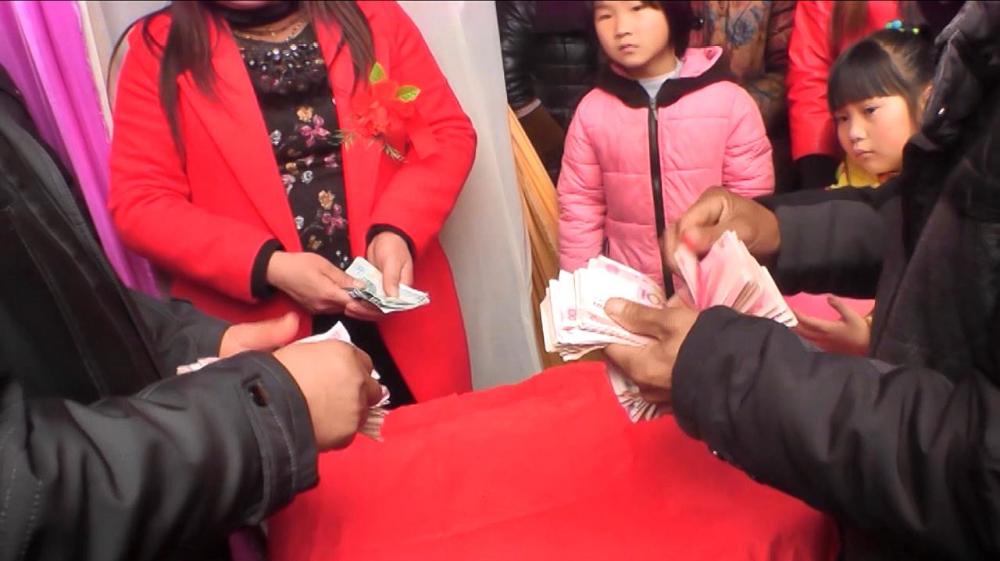 "不用记账了",婚礼当天老板送来大红包,第二天新娘选择辞职